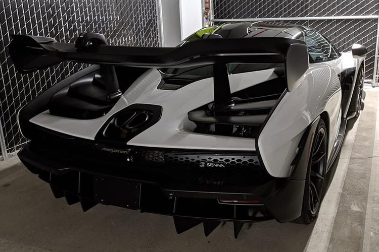 Đặc biệt, các hốc gió ở đầu xe với các khe gió dạng vỏ sò còn có khả năng đóng/mở tự động nhằm điều tiết tính khí động học cho xe. Ở bên trong, được trang bị ghế ngồi kiểu xe đua bằng sợi carbon, đi kèm dây đai an toàn và thanh trợ lực cửa cánh bướm màu xanh dương tạo điểm nhấn và nhiều chi tiết sợi carbon nhám.