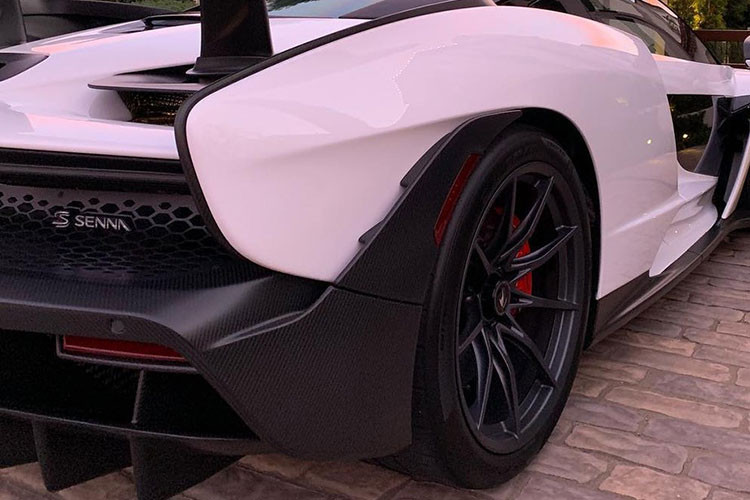 Về thiết kế, so với "người anh em" McLaren 720S, siêu phẩm Senna mang đến cái nhìn dữ dằn và hầm hố hơn với những hốc gió cỡ lớn, nắp ca-pô gân guốc cùng hệ thống khuếch tán và cánh gió sau cỡ lớn.