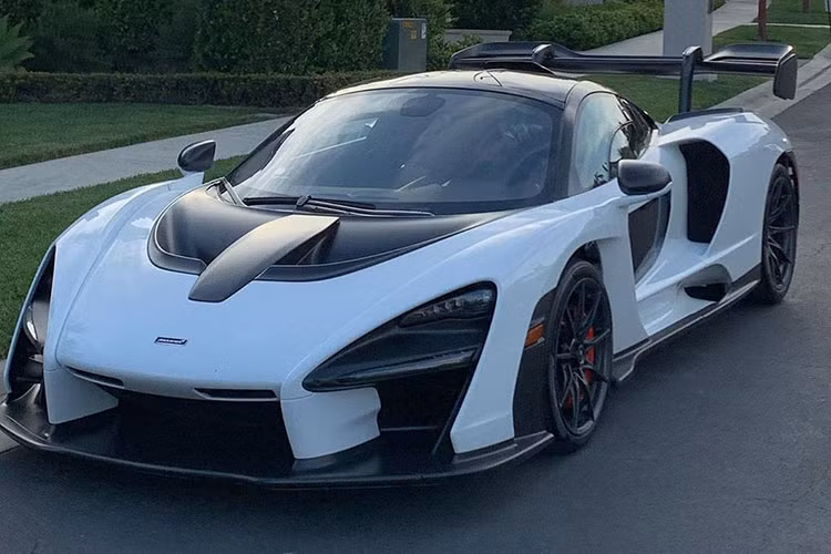 Cung cấp sức mạnh cho McLaren Senna là động cơ tăng áp kép V8 đặt giữa, dung tích 4.0L tăng áp kép, sản sinh công suất 789 mã lực và mô-men xoắn cực đại 800 Nm. Đi kèm hộp số bán tự động 7 cấp DCT và hệ dẫn động cầu sau, mẫu hypercar Anh quốc có thể tăng tốc 0-100 km/h trong 3 giây, trước khi đạt tốc độ tối đa 335 km/h.