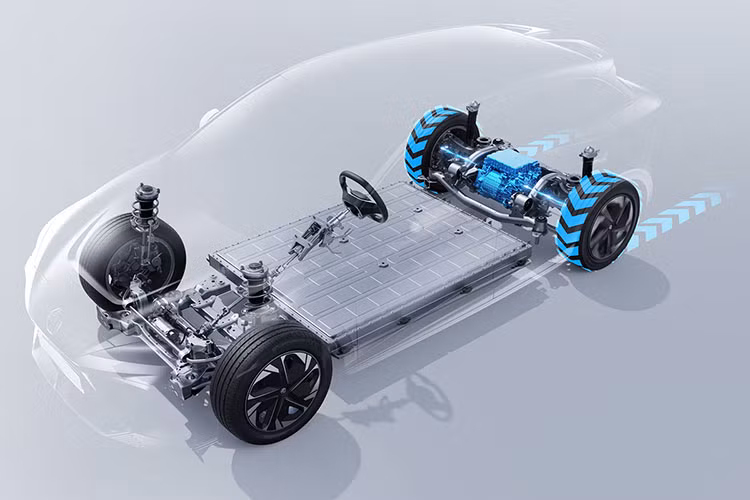 Khi mua MG4 2023, khách hàng châu Âu có thể chọn phiên bản với phạm vi di chuyển ngắn (Standard Range) hoặc dài (Long Range). Trong đó, phiên bản Standard Range dùng mô-tơ điện mạnh 170 mã lực, 250 Nm, kết hợp cùng pin 51 kWh và hệ dẫn động cầu sau.