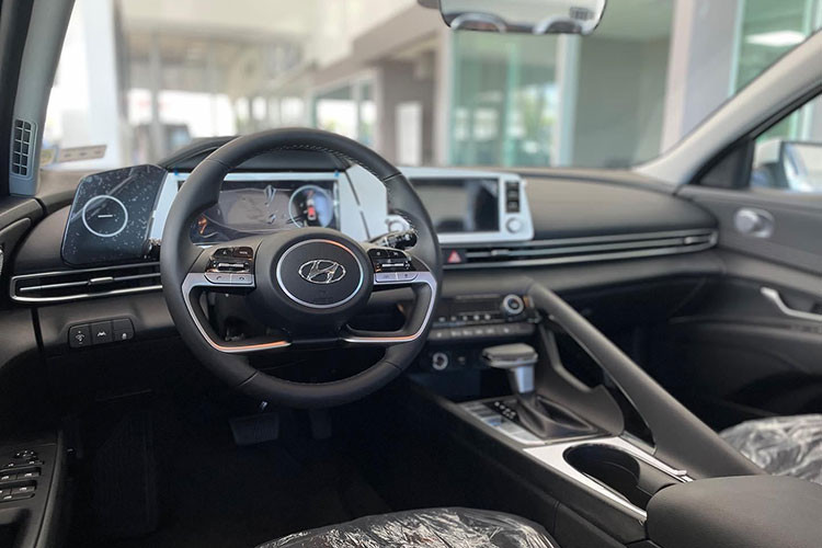 Nội thất Hyundai Elantra 2023 cũng hiện đại hơn nhiều so với bản cũ, cụ thể bảng đồng hồ kỹ thuật số sau vô lăng và màn hình giải trí đều có kích cỡ 10,25 inch trên bản cao cấp nhất còn ở bản tiêu chuẩn nhiều khả năng sẽ chỉ có màn đa thông tin LCD kèm màn giải trí 8 inch.