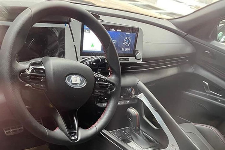 Các trang bị tiện nghi gồm có kết nối Apple CarPlay/Android Auto không dây, đèn viền trang trí nội thất 64 màu, sạc điện thoại không dây, 8 loa Bose, điều hòa tự động, đề nổ nút bấm và phanh tay điện tử.