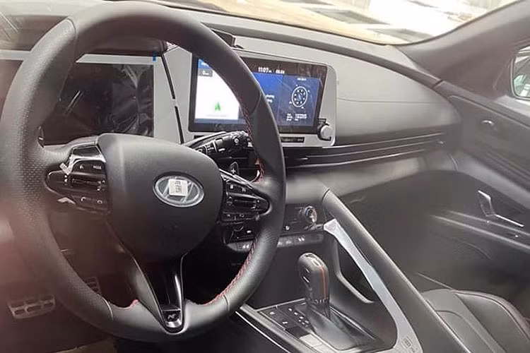 Các trang bị tiện nghi gồm có kết nối Apple CarPlay/Android Auto không dây, đèn viền trang trí nội thất 64 màu, sạc điện thoại không dây, 8 loa Bose, điều hòa tự động, đề nổ nút bấm và phanh tay điện tử.