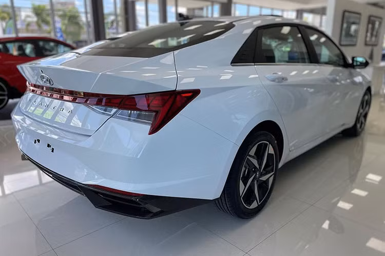Cụ thể, tư vấn bán hàng thông báo mức giá xe Hyundai Elantra 2023 với mức tạm tính khởi điểm từ 629 triệu và cao nhất lên tới 839 triệu đồng, tức có nghĩa tăng nhiều nhất khoảng 70 triệu đồng so với thế hệ cũ.
