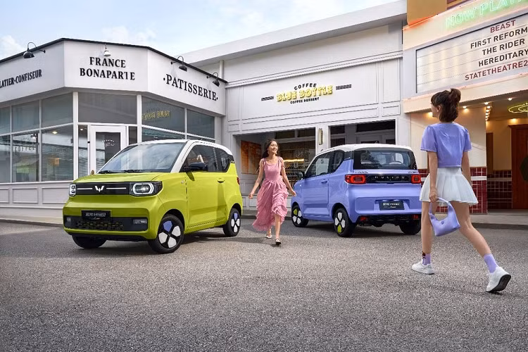 Vào hồi tháng 3 năm ngoái, thương hiệu Wuling của liên doanh SAIC-GM-Wuling đã vén màn phiên bản Macaron của mẫu xe ôtô điện Hongguang Mini EV 2023 giá rẻ ở thị trường Trung Quốc. Sau hơn 1 năm, phiên bản Macaron tiếp tục được nâng cấp với 2 màu sơn mới bắt mắt hơn.