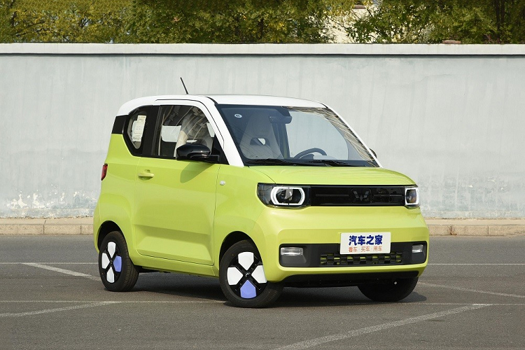 Nằm giữa 2 đèn pha là ốp màu đen bóng, thay cho lưới tản nhiệt. Bên dưới là hốc gió trung tâm và đèn sương mù trước đều có thiết kế hình chữ nhật.