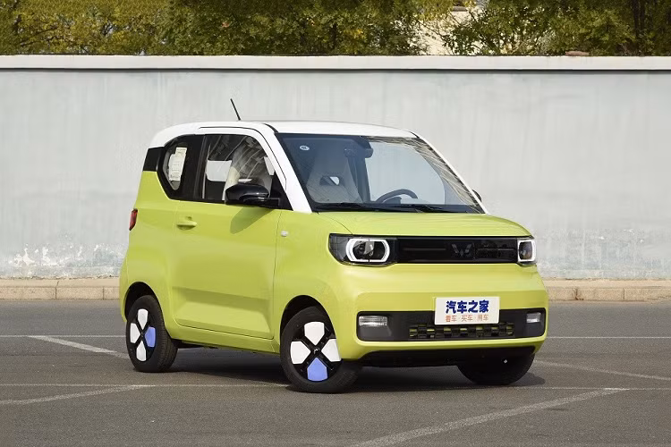 Nằm giữa 2 đèn pha là ốp màu đen bóng, thay cho lưới tản nhiệt. Bên dưới là hốc gió trung tâm và đèn sương mù trước đều có thiết kế hình chữ nhật.