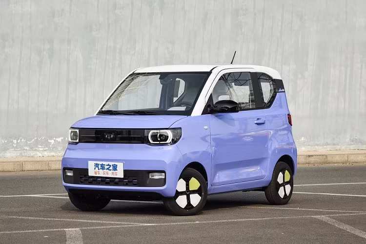 Tại thị trường Trung Quốc, giá xe Wuling Hongguang Mini EV Macaron 2023 dao động từ 46.800 - 52.800 Nhân dân tệ (khoảng 163 - 184 triệu đồng). Với sự xuất hiện của phiên bản Macaron, mẫu ôtô điện giá rẻ này dự kiến sẽ càng thêm hút khách ở thị trường nội địa.