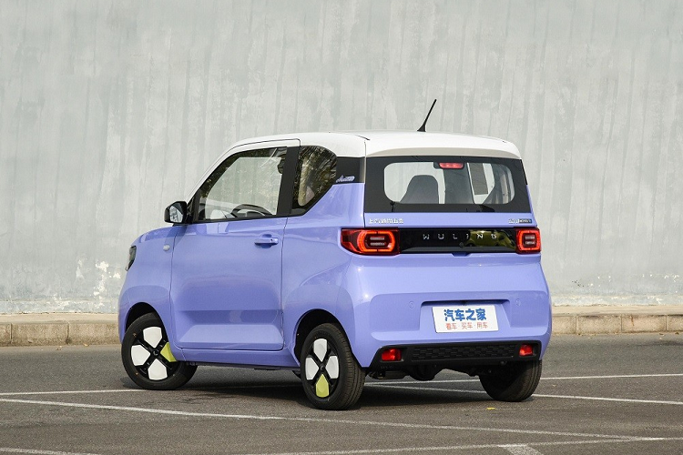 Wuling Hongguang Mini EV Macaron 2023 được thiết kế theo phong cách xe kei car của Nhật Bản với chiều cao nổi bật. Sườn xe có thiết kế khá vuông vức, chỉ đi kèm 2 cửa và logo "Macaron" trên cột C. Riêng cột A và phần nóc được sơn màu trắng tương phản với thân xe.