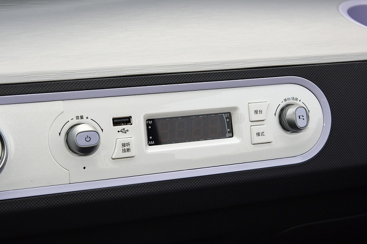 "Trái tim" của Wuling Hongguang Mini EV Macaron 2023 là mô-tơ điện mạnh 27 mã lực và mô-men xoắn cực đại 85 Nm. Tùy thuộc vào phiên bản, xe có thể chạy 120 km hoặc 170 km sau khi sạc đầy pin.