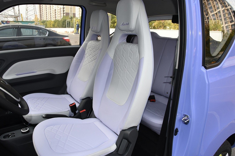 Đằng sau, Wuling Hongguang Mini EV Macaron 2023 được trang bị cụm đèn hậu có thiết kế tương tự đèn pha. Ở giữa 2 cụm đèn hậu cũng có ốp màu đen bóng và tích hợp tem chữ nổi "Wuling".