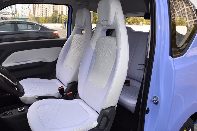 Đằng sau, Wuling Hongguang Mini EV Macaron 2023 được trang bị cụm đèn hậu có thiết kế tương tự đèn pha. Ở giữa 2 cụm đèn hậu cũng có ốp màu đen bóng và tích hợp tem chữ nổi "Wuling".