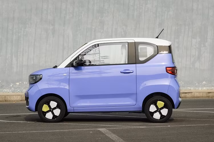 Trừ những thay đổi trên, Wuling Hongguang Mini EV Macaron 2023 không có gì khác biệt so với trước. Xe tiếp tục được trang bị đèn pha được bao quanh bằng dải đèn LED định vị ban ngày.