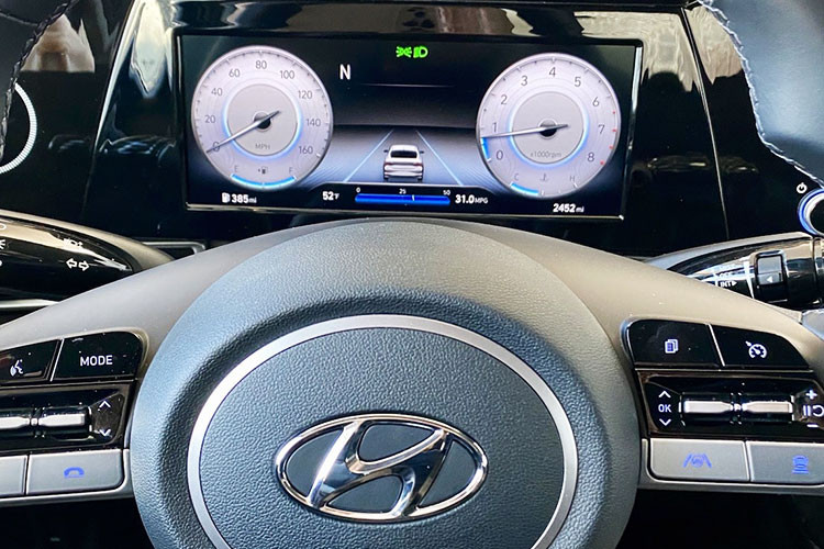 Ở phiên bản thường, Hyundai Lafesta 2023 có thêm cản sau mới với đèn hình tam giác ở hai góc và bộ khuếch tán gió bao quanh 2 đầu ống xả giả. Trong khi đó, phiên bản N Line được trang bị 2 đèn hình tam giác riêng, bộ khuếch tán gió thể thao hơn và 4 đầu ống xả giả hình vuông.