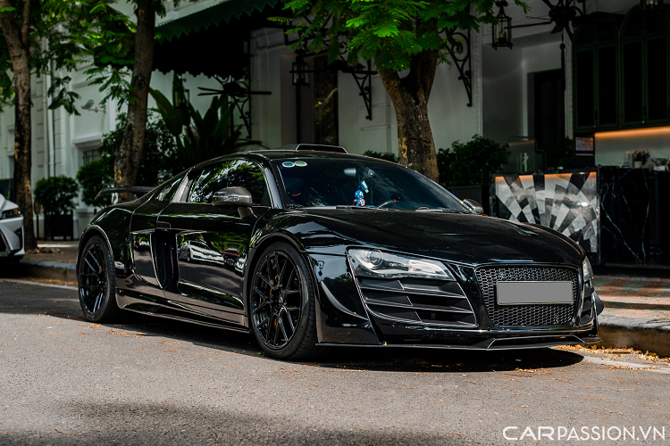 Đây chính là chiếc Audi R8 độ Prior Design độc nhất Việt Nam thuộc sở hữu của một tay chơi tại Hà Nội. Người này còn đang sở hữu một chiếc xe thể thao thuộc dạng độ độc nhất Việt Nam chính là mẫu Ford Mustang GT 5.0 sở hữu gói độ thân rộng thân rộng Clinched Flares.