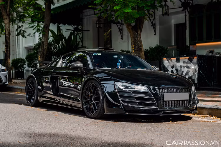 Đây chính là chiếc Audi R8 độ Prior Design độc nhất Việt Nam thuộc sở hữu của một tay chơi tại Hà Nội. Người này còn đang sở hữu một chiếc xe thể thao thuộc dạng độ độc nhất Việt Nam chính là mẫu Ford Mustang GT 5.0 sở hữu gói độ thân rộng thân rộng Clinched Flares.
