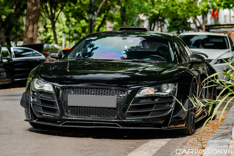Chiếc siêu xe Audi R8 đời 2008 này có lẽ cũng không còn quá xa lạ với công đồng yêu xe tại Việt Nam, trong quá khứ xe từng được chủ nhân nâng cấp ngoại hình với gói độ Widebody PD850 GT đến từ thương hiệu Prior Design danh tiếng.