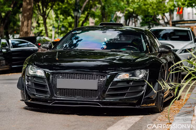 Chiếc siêu xe Audi R8 đời 2008 này có lẽ cũng không còn quá xa lạ với công đồng yêu xe tại Việt Nam, trong quá khứ xe từng được chủ nhân nâng cấp ngoại hình với gói độ Widebody PD850 GT đến từ thương hiệu Prior Design danh tiếng.