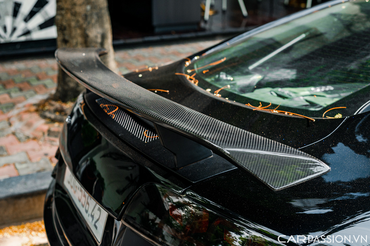 Audi R8 sử dụng “trái tim” V8 phun xăng trực tiếp FSI, có dung tích 4.2 lít, sản sinh công suất tối đa 414 mã lực ở vòng tua 7.800 vòng/phút và mô men xoắn cực đại đạt mức 430 Nm tại vòng tua máy 4.500-6.000 vòng/phút.