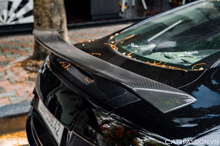 Audi R8 sử dụng “trái tim” V8 phun xăng trực tiếp FSI, có dung tích 4.2 lít, sản sinh công suất tối đa 414 mã lực ở vòng tua 7.800 vòng/phút và mô men xoắn cực đại đạt mức 430 Nm tại vòng tua máy 4.500-6.000 vòng/phút.