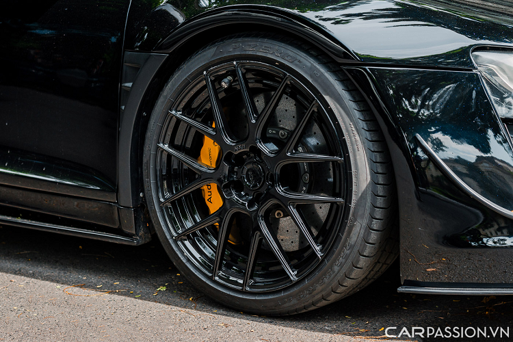 Bộ mâm trang bị cho xe là bộ vành 7 chấu kép sơn đen kích thước 19 inch đến từ ADV.1, ẩn bên dưới là cùm phanh màu vàng đồng. Nóc xe sở hữu một hốc gió mang đến cho chiếc xe thiết kế đẹp mắt hơn.