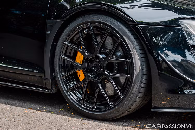 Bộ mâm trang bị cho xe là bộ vành 7 chấu kép sơn đen kích thước 19 inch đến từ ADV.1, ẩn bên dưới là cùm phanh màu vàng đồng. Nóc xe sở hữu một hốc gió mang đến cho chiếc xe thiết kế đẹp mắt hơn.