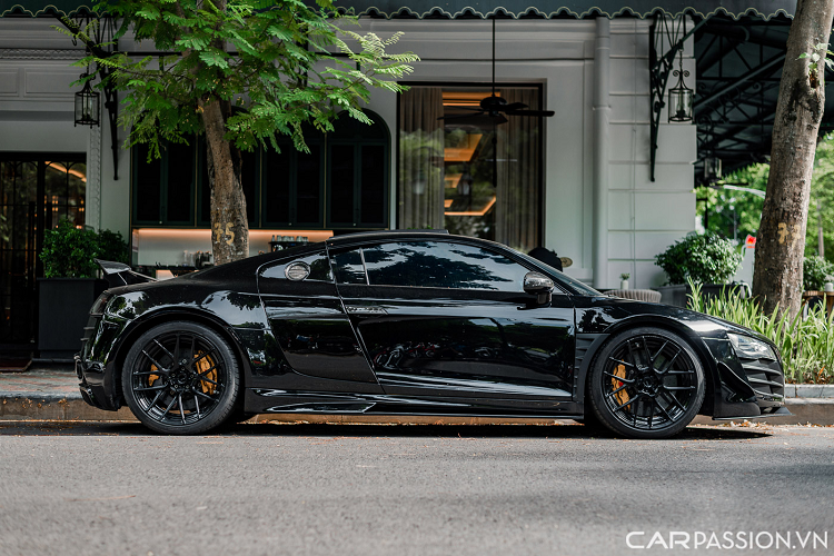 Thân xe cũng xuất hiện nhiều chi tiết của gói độ Prior Design như gương chiếu hậu cùng nắp bình xăng làm từ chất liệu carbon. Vè bánh xe có khe khuếch tán gió, líp hông xe rộng hơn so với nguyên bản.