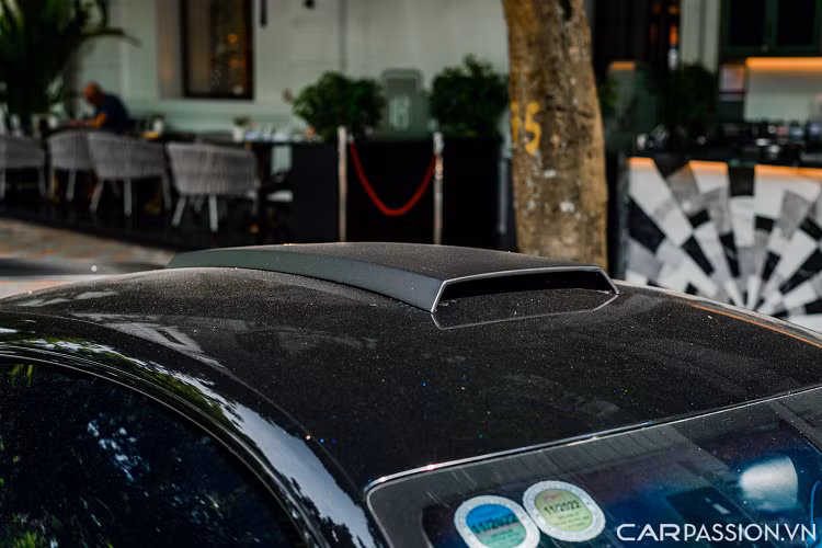 Ở phía sau, xe cũng được trang bị cánh gió cỡ lớn làm từ sợi carbon. Cụm đèn hậu dạng LED được độ lại so với nguyên bản. Hệ thống ống xả độ đã được thay trở về loại nguyên bản theo xe.