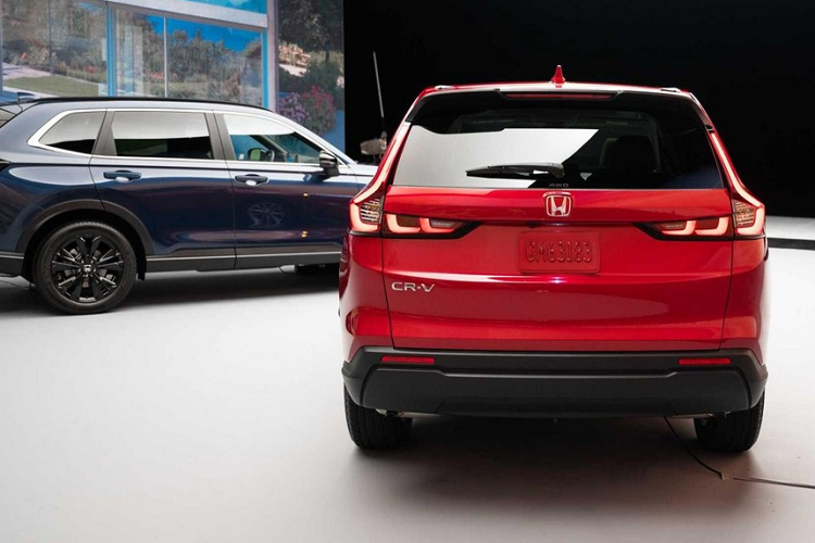 Trong khi đó, 2 bản cao cấp dùng động cơ hệ truyền động hybrid, bao gồm máy xăng 2.0L nâng cấp và 2 mô-tơ điện. Hệ truyền động này tạo ra công suất tổng cộng 204 mã lực và mô-men xoắn cực đại 335 Nm. Riêng bản Sport Touring sẽ chỉ dùng hệ dẫn động AWD. Đáng tiếc là hiện giá xe Honda CR-V 2023 vẫn chưa được công bố.