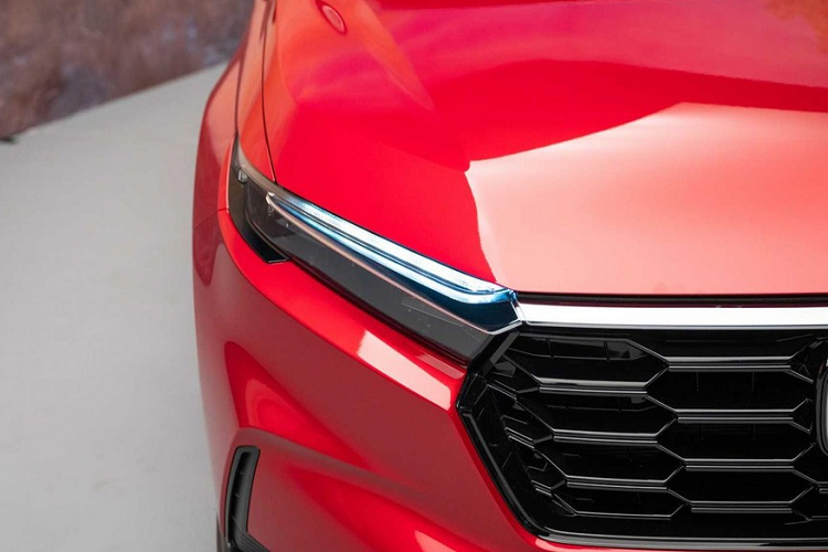 Ngoài ra, nẹp màu đen trên đỉnh lưới tản nhiệt còn kéo dài sang hai bên khiến cụm đèn pha và dải đèn LED định vị ban ngày bị tách riêng với nhau. So với thế hệ cũ, cụm đèn pha LED tiêu chuẩn của xe có thiết kế hẹp hơn. Tiếp đến là cản trước mới, tích hợp hốc gió trung tâm rộng và khe gió hình chữ "L" ở hai góc đầu xe.