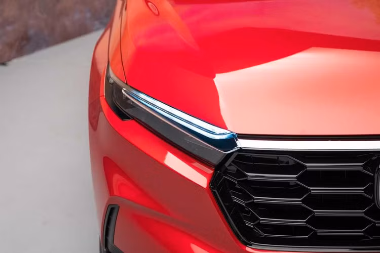 Ngoài ra, nẹp màu đen trên đỉnh lưới tản nhiệt còn kéo dài sang hai bên khiến cụm đèn pha và dải đèn LED định vị ban ngày bị tách riêng với nhau. So với thế hệ cũ, cụm đèn pha LED tiêu chuẩn của xe có thiết kế hẹp hơn. Tiếp đến là cản trước mới, tích hợp hốc gió trung tâm rộng và khe gió hình chữ "L" ở hai góc đầu xe.