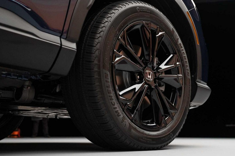 Những tính năng an toàn nổi bật của xe bao gồm hệ thống phát hiện điểm mù, hệ thống hỗ trợ lái xe khi tắc đường, phanh ở tốc độ thấp, nhận biết biển báo giao thông, hỗ trợ giữ làn đường và hệ thống kiểm soát hành trình thích ứng.