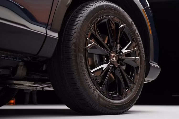 Những tính năng an toàn nổi bật của xe bao gồm hệ thống phát hiện điểm mù, hệ thống hỗ trợ lái xe khi tắc đường, phanh ở tốc độ thấp, nhận biết biển báo giao thông, hỗ trợ giữ làn đường và hệ thống kiểm soát hành trình thích ứng.