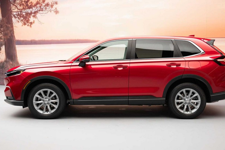 Vì người anh em HR-V đã tăng kích thước đáng kể so với thế hệ cũ nên Honda CR-V 2023 cũng được áp dụng công thức tương tự để đảm bảo khoảng cách giữa 2 mẫu xe này. Xe sở hữu chiều dài 4.694 mm, chiều rộng 1.864 mm, chiều cao 1.689 mm và chiều dài cơ sở 2.700 mm. So với thế hệ cũ, xe dài hơn 68 mm, rộng hơn 10 mm và chiều dài cơ sở tăng 40 mm. So với Honda HR-V, CR-V thế hệ mới dài hơn 126 mm, rộng hơn 24 mm, cao hơn từ 68 - 79 mm (tùy phiên bản) và chiều dài cơ sở nhỉnh hơn 45 mm.