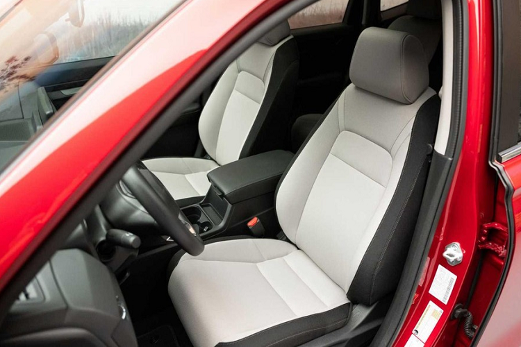 Cách đây không lâu, hãng Honda đã tung ra hình ảnh nội thất của CR-V thế hệ mới. Do đó, thiết kế bên trong mẫu SUV hạng C này không còn khiến người ta cảm thấy bất ngờ nữa. Bên trong mẫu xe này là không gian nội thất có thiết kế khá giống với Honda Civic và HR-V thế hệ mới. Điều này được thể hiện qua những chi tiết nội thất như vô lăng 3 chấu, bảng đồng hồ và màn hình thông tin giải trí nằm độc lập trên mặt táp-lô.