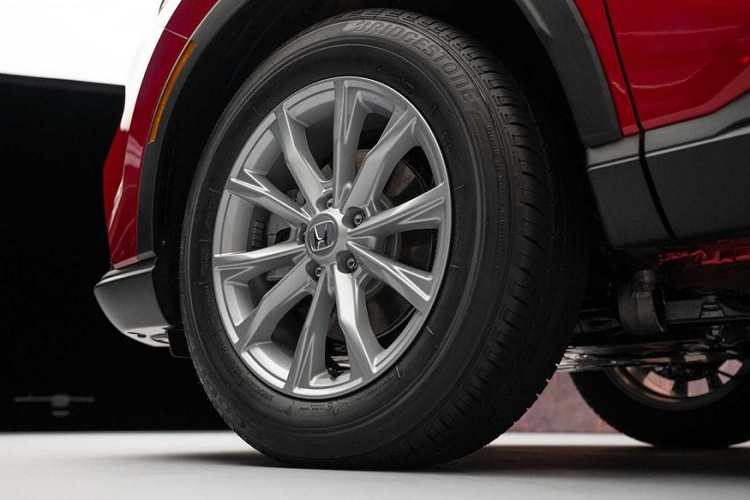 Vòng sang bên sườn, chúng ta sẽ thấy gương chiếu hậu đã được chuyển xuống cửa trước nhằm tăng tầm nhìn cho người lái. Bên cạnh đó là bộ vành 18 inch với thiết kế 10 chấu tiêu chuẩn. Đằng sau, Honda CR-V 2023 được bổ sung đèn hậu LED nằm dọc, kéo dài lên cánh gió mui. Bên trong đèn hậu là tạo hình chữ "L" mới, gợi liên tưởng đến Mazda CX-5 2022. Ngoài ra, xe còn có cửa cốp mới và ống xả giấu kín dưới cản sau.