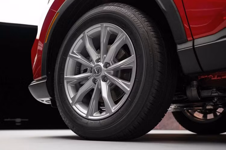 Vòng sang bên sườn, chúng ta sẽ thấy gương chiếu hậu đã được chuyển xuống cửa trước nhằm tăng tầm nhìn cho người lái. Bên cạnh đó là bộ vành 18 inch với thiết kế 10 chấu tiêu chuẩn. Đằng sau, Honda CR-V 2023 được bổ sung đèn hậu LED nằm dọc, kéo dài lên cánh gió mui. Bên trong đèn hậu là tạo hình chữ "L" mới, gợi liên tưởng đến Mazda CX-5 2022. Ngoài ra, xe còn có cửa cốp mới và ống xả giấu kín dưới cản sau.