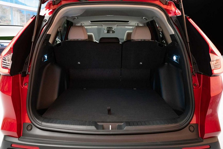 Bước sang thế hệ mới, Honda CR-V 2023 được nâng cấp đáng kể về mặt trang bị an toàn. Theo đó, xe có gói công nghệ an toàn chủ động Honda Sensing với camera góc rộng 90 độ mới và radar sóng milimet 120 độ.