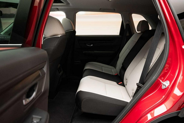 Theo hãng Honda, CR-V 2023 là mẫu xe có ngăn chứa đồ ở cụm điều khiển trung tâm rộng nhất trong phân khúc. Ngay cả hàng ghế sau của xe cũng rộng rãi hơn trước nhờ chiều dài cơ sở tăng lên. Phía sau hàng ghế thứ hai là khoang hành lý có thể tích 745 lít. Nếu ghế sau gập xuống, con số này sẽ tăng lên 2.166 lít.