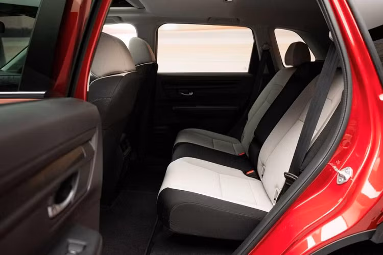 Theo hãng Honda, CR-V 2023 là mẫu xe có ngăn chứa đồ ở cụm điều khiển trung tâm rộng nhất trong phân khúc. Ngay cả hàng ghế sau của xe cũng rộng rãi hơn trước nhờ chiều dài cơ sở tăng lên. Phía sau hàng ghế thứ hai là khoang hành lý có thể tích 745 lít. Nếu ghế sau gập xuống, con số này sẽ tăng lên 2.166 lít.