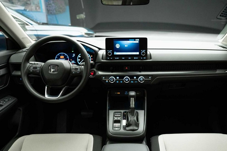 Ở hai bản Sport và Sport Touring cao cấp, xe sẽ có thêm mắt lưới tản nhiệt cỡ lớn hơn cũng như khe gió nằm dọc ở hai bên hốc gió trung tâm. Bản Sport sẽ dùng vành 18 inch màu đen Berlina Black trong khi bản Sport Touring được trang bị vành 19 inch 5 chấu. Cuối cùng là 2 đầu ống xả hình chữ nhật mạ crôm chỉ dành cho 2 bản này.