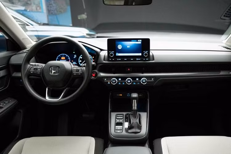 Ở hai bản Sport và Sport Touring cao cấp, xe sẽ có thêm mắt lưới tản nhiệt cỡ lớn hơn cũng như khe gió nằm dọc ở hai bên hốc gió trung tâm. Bản Sport sẽ dùng vành 18 inch màu đen Berlina Black trong khi bản Sport Touring được trang bị vành 19 inch 5 chấu. Cuối cùng là 2 đầu ống xả hình chữ nhật mạ crôm chỉ dành cho 2 bản này.