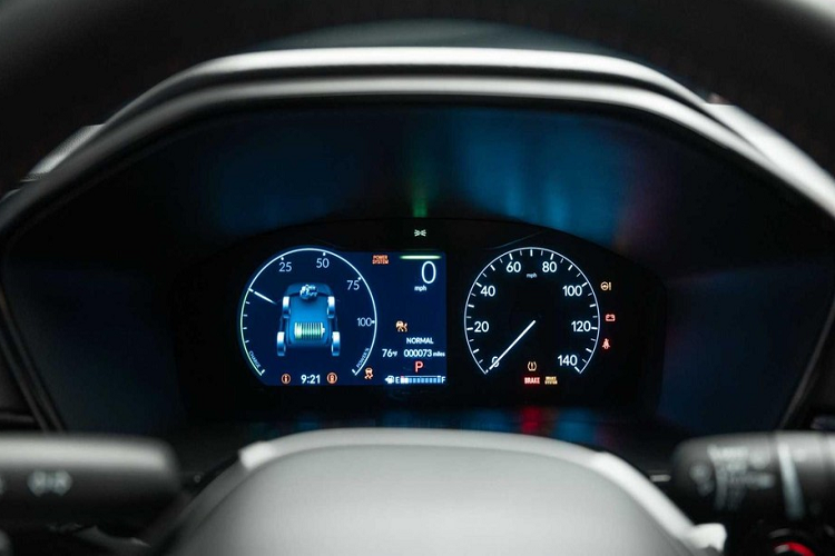 Ở những bản thấp, xe sẽ được trang bị nội thất bọc nỉ phối đen - xám, đồng hồ kỹ thuật số với màn hình 7 inch và màn hình thông tin giải trí 7 inch, đi kèm núm xoay chỉnh âm lượng. Trong khi đó, bản cao cấp hơn sẽ dùng màn hình thông tin giải trí dạng cảm ứng 9 inch, hỗ trợ Apple CarPlay và Android Auto không dây. Nội thất bọc da, sạc điện thoại thông minh không dây 15W và hệ thống âm thanh Bose 12 loa cũng chỉ dành cho bản cao cấp.