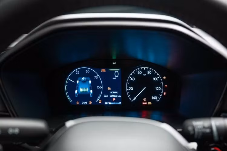 Ở những bản thấp, xe sẽ được trang bị nội thất bọc nỉ phối đen - xám, đồng hồ kỹ thuật số với màn hình 7 inch và màn hình thông tin giải trí 7 inch, đi kèm núm xoay chỉnh âm lượng. Trong khi đó, bản cao cấp hơn sẽ dùng màn hình thông tin giải trí dạng cảm ứng 9 inch, hỗ trợ Apple CarPlay và Android Auto không dây. Nội thất bọc da, sạc điện thoại thông minh không dây 15W và hệ thống âm thanh Bose 12 loa cũng chỉ dành cho bản cao cấp.