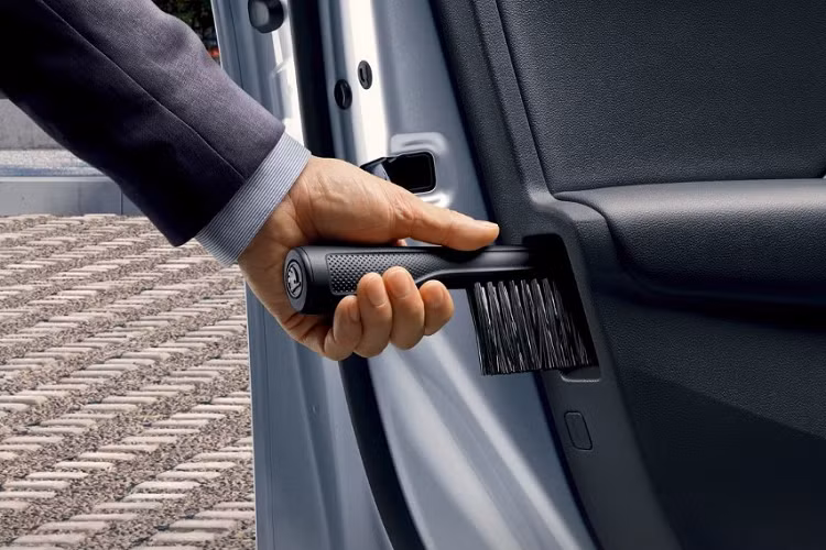 Điểm nhấn về an toàn đầu tiên của mẫu sedan hạng C này chính là 10 túi khí. Bên cạnh đó là công nghệ Crew Protect Assist, có tác dụng đóng các cửa sổ và cửa sổ trời đang mở cũng như kích hoạt bộ căng đai khẩn cấp của dây đai an toàn khi cảm biến phát hiện nguy cơ va chạm hoặc xe đột ngột phanh lại.