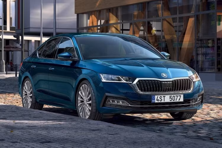 Skoda Octavia là mẫu xe gia đình cỡ nhỏ đã được sản xuất từ năm 1996 đến nay. Ở thị trường châu Âu, mẫu xe này có cả kiểu dáng sedan và station wagon thực dụng. Tuy nhiên, tại Việt Nam, Skoda Octavia sẽ chỉ được bán dưới dạng xe sedan. Các số đo kích thước cụ thể của Skoda Octavia bao gồm chiều dài 4.689 mm, chiều rộng 1.829 mm, chiều cao 1.470 mm và chiều dài cơ sở 2.686 mm. 