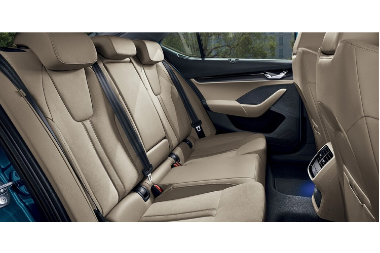 Những trang bị đáng chú ý tiếp theo của Skoda Octavia bao gồm hệ thống đèn viền nội thất, sạc điện thoại thông minh không dây, 2 cổng USB Type C có đèn trên cụm điều khiển trung tâm, 1 cổng USB trên gương chiếu hậu để cắm camera hành trình và 2 cổng USB dành cho hành khách phía sau. Thêm vào đó là tính năng ra lệnh bằng giọng nói dưới dạng trợ lý ảo có tên Laura, có thể hỗ trợ 15 ngôn ngữ. 