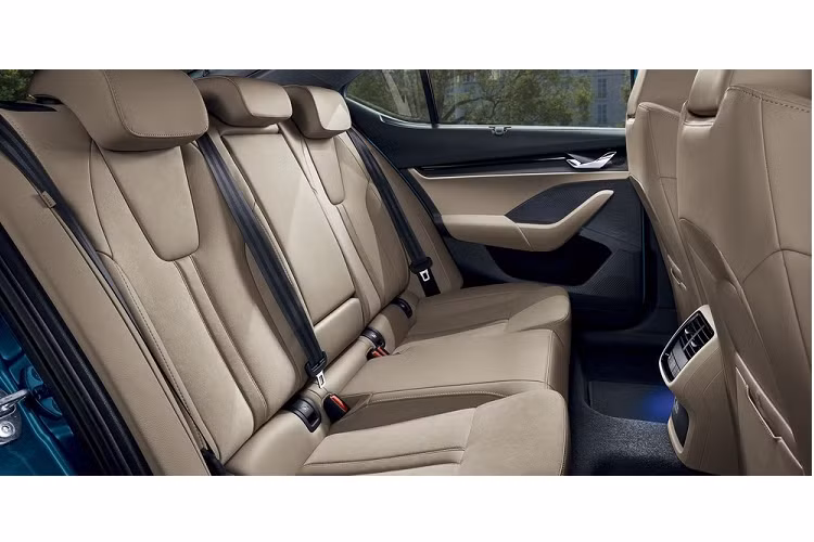 Những trang bị đáng chú ý tiếp theo của Skoda Octavia bao gồm hệ thống đèn viền nội thất, sạc điện thoại thông minh không dây, 2 cổng USB Type C có đèn trên cụm điều khiển trung tâm, 1 cổng USB trên gương chiếu hậu để cắm camera hành trình và 2 cổng USB dành cho hành khách phía sau. Thêm vào đó là tính năng ra lệnh bằng giọng nói dưới dạng trợ lý ảo có tên Laura, có thể hỗ trợ 15 ngôn ngữ. 