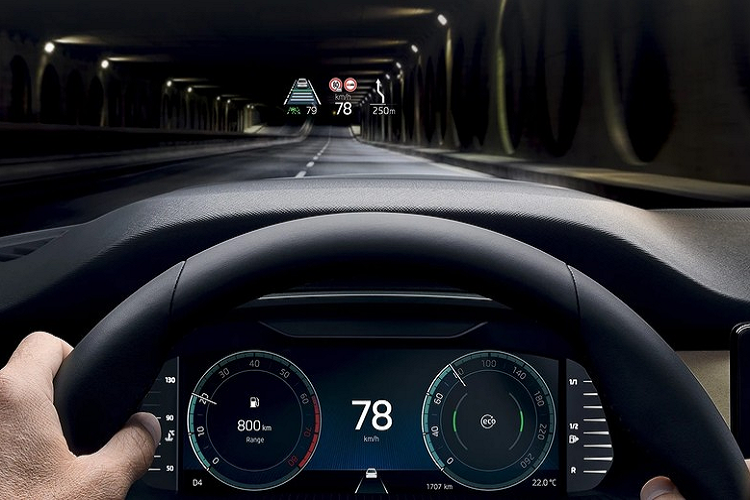 Chưa hết, Skoda Octavia còn có hệ thống âm thanh Canton với công suất hơn 600W, đi kèm 12 loa, bao gồm cả loa trầm, tính năng điều khiển từ xa thông qua ứng dụng trên điện thoại thông minh, điều hòa tự động 2 vùng, ghế sưởi phía trước, màn hình hiển thị thông tin kính lái, ngăn chứa đồ tích hợp vào cửa trước, phanh tay điện tử, rèm che nắng và ổ điện 230V dành cho hàng ghế sau.