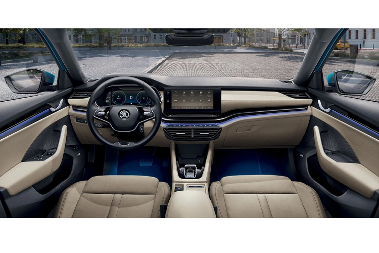 Bên trong Skoda Octavia là không gian nội thất 5 chỗ ngồi với khá nhiều trang bị tiện nghi. Giống các mẫu xe cùng thương hiệu khác, Skoda Octavia cũng dùng vô lăng 2 chấu, tích hợp phím chức năng. Phía sau vô lăng là bảng đồng hồ kỹ thuật số Virtual Cockpit với kích thước lên đến 10,25 inch ở bản cao cấp.